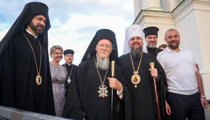 Александр Петровский рядом с патриархом Варфоломеем и Епифанием Думенко