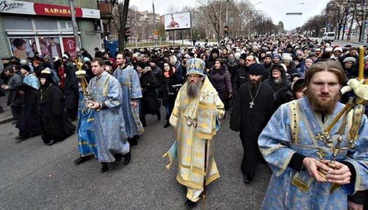 Крестный ход в Запорожье во главе с митрополитом Лукой. Фото: страница о. Геннадия Елина в Facebook.