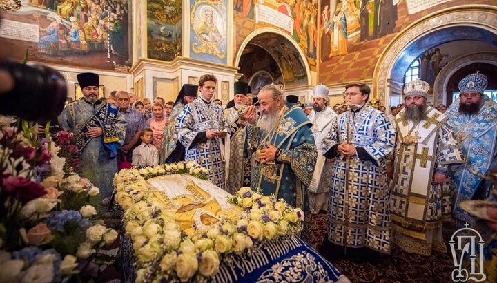 Блаженніший Онуфрій біля Плащаниці Богородиці в Києво-Печерській лаврі. Фото: news.church.ua