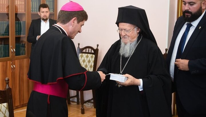 Conducătorul Fanarului la întâlnirea cu membrii CBORU. Imagine: pagina de Facebook a episcopului Vitalii Krivițki