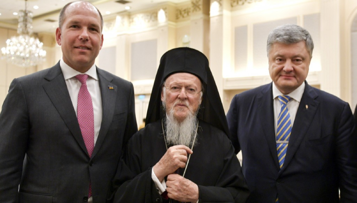 Πρόεδρος του Παγκόσμιου Συνέδριου Ουκρανών Pavlo Grod με επικεφαλής του Φαναρίου και τον Π. Ποροσένκο. Φωτογραφία: spilka.pt
