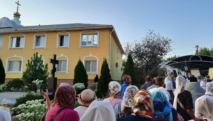 Участники крестного хода УПЦ из Запорожья пришли в монастырь в Камышевахе. Фото: СПЖ