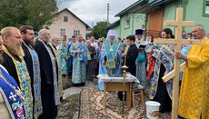 Ієрарх УПЦ заклав камінь під новий храм у Карпачові замість захопленого