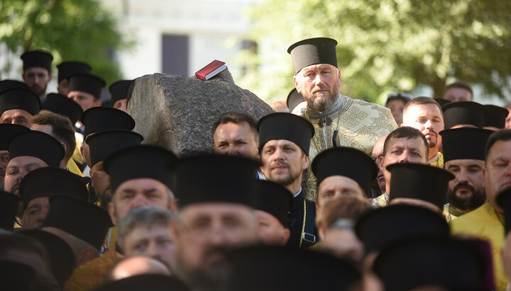 Εκπρόσωποι OCU με ελληνικά καμηλαύκια. Φωτογραφία: pomisna.info