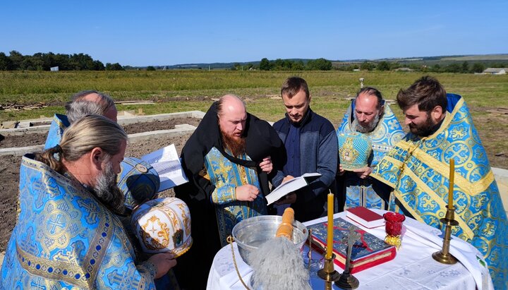 Єпископ Афанасій заклав камінь під будівництво нового храму в с. Хмельницьке. Фото: pravoslavna.volyn.ua