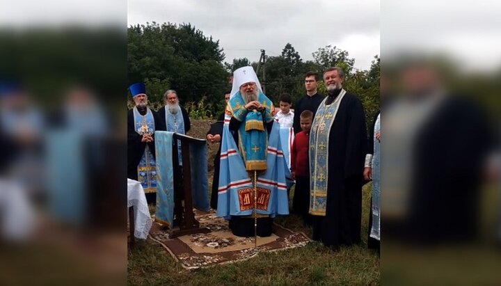 Митрополит Мелетий на закладке строящегося храма УПЦ в Горошковцах. Фото: скриншот видео страницы Черновицкой епархии в Facebook.