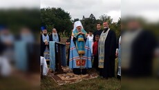 Иерарх УПЦ заложил камень под новый храм в Горошовцах вместо захваченного