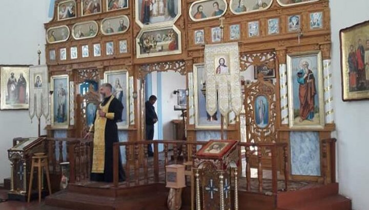 «Ιερέας» της OCU τέλεσε «ευχαριστήρια παράκληση» μετά την κατάληψη του ναού της UOC. Φωτογραφία: facebook Krasnosilka - έδαφος επικοινωνίας 