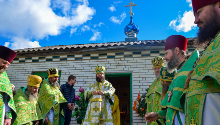 Владыка Роман проповедует после праздничного богослужения. Фото: konotop.church.ua