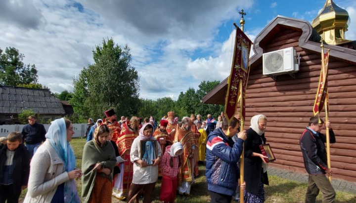 Крестный ход во время освящения храма в селе Раевка. Фото: ovruch.church.ua