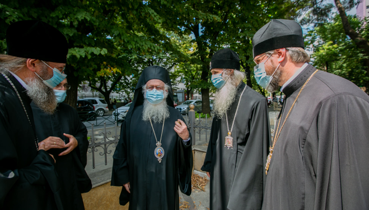 După întâlnirea din Arhiepiscopie, Preafericitul Părinte Anastasie și reprezentanții Bisericii Ortodoxe Ucrainene au continuat comunicarea la o plimbare. Imagine: facebook.com/MitropolitAntoniy