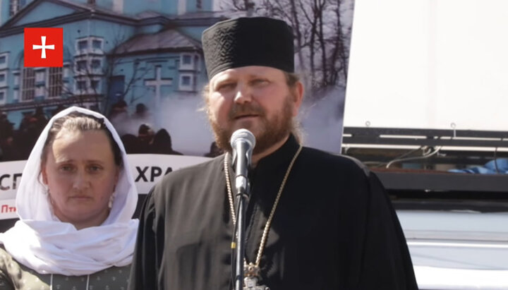 Πρωθιερέας Βιτάλι Τσέρσκι, κληρικός της επισκοπής Τσερνιβτσί και Μπουκοβίνα. Φωτογραφία: στιγμιότυπο οθόνης του βίντεο του καναλιού youtube «Πρώτο Κοζάκικο»