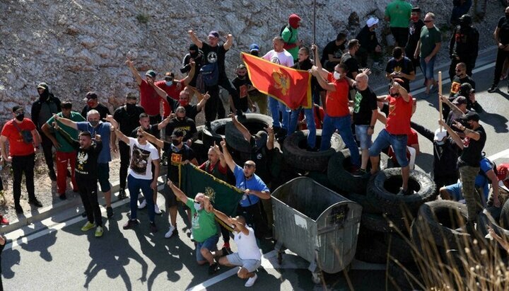 Αντιεκκλησιαστικές διαδηλώσεις στο Τσέτινιε (Μαυροβούνιο). Φωτογραφία: unn.com.ua