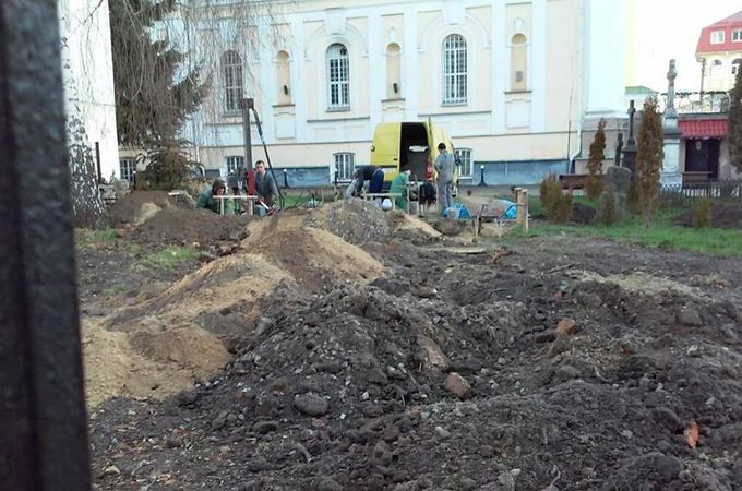 Київський патріархат знову будує на кістках