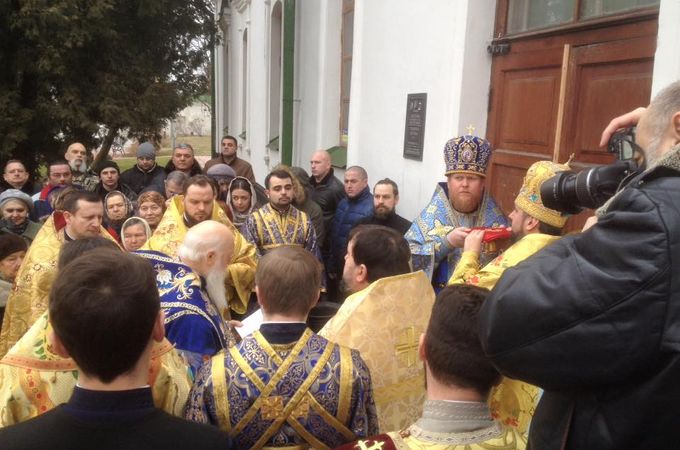 Киевский Патриархат провел молебен в Теплой Софии