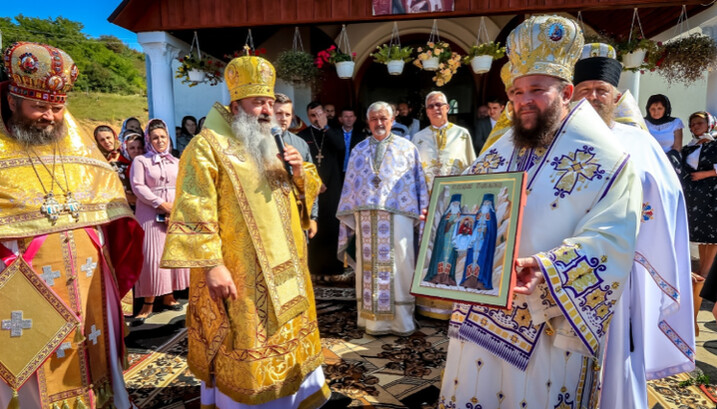 Окончание праздничного богослужения с участием румынского архиерея. Фото: facebook.com/EORMMSM
