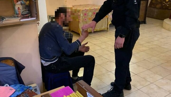 Чоловік, що проник в одеський храм з метою наживи. Фото: https://t.me/od_patrolpolice