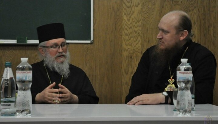 Arhimandritul Nectarie și Episcopul Atanasie la Seminarul Teologic din Volyn. Imagine: STV