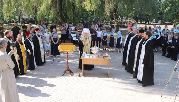 Митрополит Ириней освящает  Свято-Успенский лицей в Днепре. Фото: eparhia.dp.ua