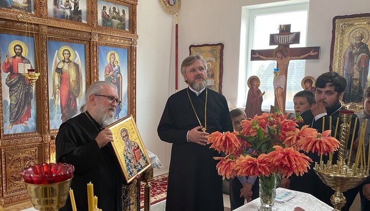 Archimandrite Nektarios (Bakopoulos) and Archpriest Nikolai Danilevich in the new church of the UOC in Bronytsia. Photo: Fr. Nikolai’s Facebook page
