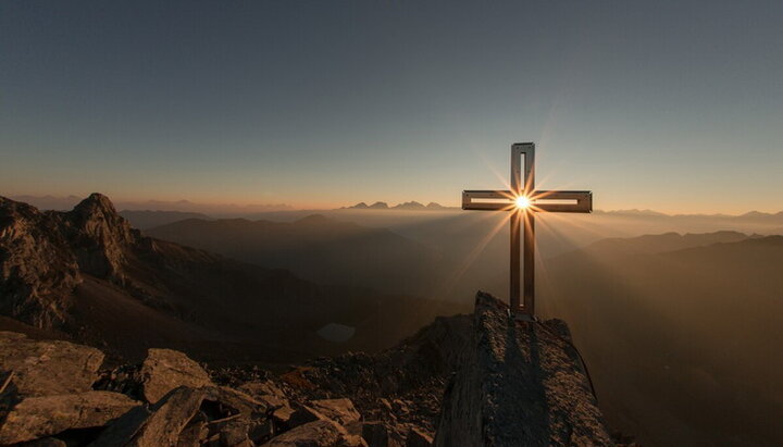 Поклонный крест на вершине горы. Фото: yandex.ru