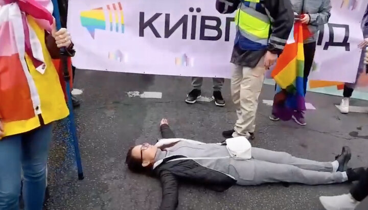 Женщина попыталась остановить колонну ЛГБТ. Фото: скриншот YouTube-канала «Новости Сегодня Украина»
