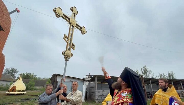 Архиепископ Боголеп освящяет крест нового храма в Димитровке. Фото: страница в Facebook Александрийской епархии УПЦ.
