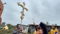 Архиепископ Боголеп освятил крест и купол строящегося храма в Димитровке