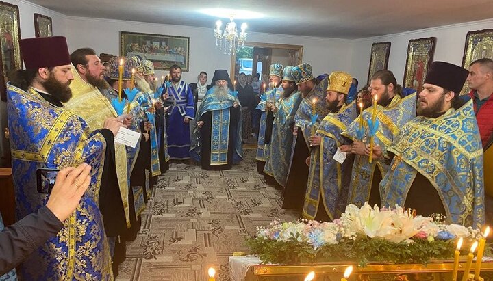 Ηγούμενος Μετοχίου Βαλαάμ Φώτιος με τους κληρικούς της UOC στο Καρπατσόφ. Φωτογραφία: σελίδα στο Facebook της επισκοπής Τσερνιβτσί και Μπουκοβίνα.