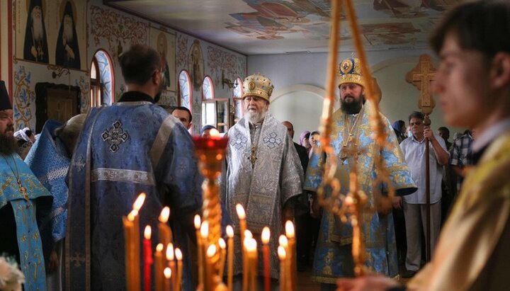 Митрополит Платон і єпископ Агафон за літургією в храмі УПЦ у Керчі.