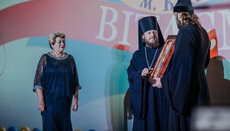 Иерарх УПЦ подарил гимназии в Киеве икону Богородицы «Прибавление ума»