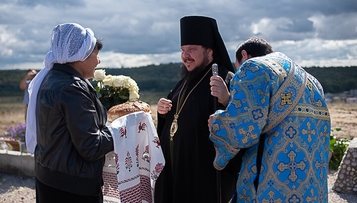 Єпископ Каллінік у селищі Любимівка. Фото: crimea-eparhia.ru