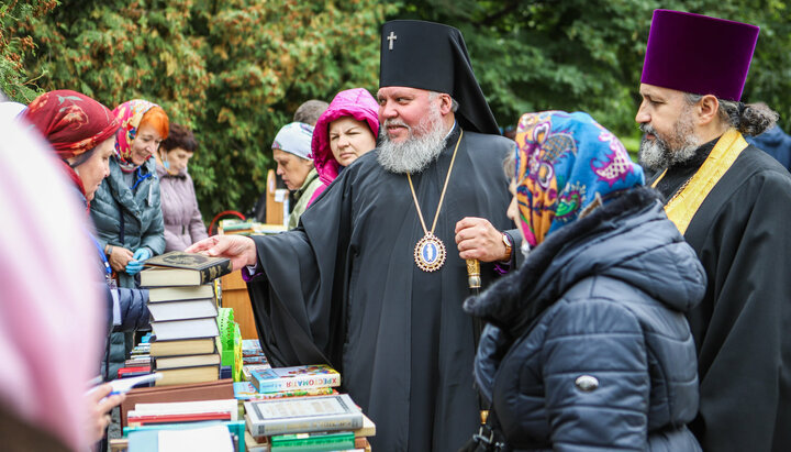 Благотворительная акция «Читай и созидай» в Киево-Печерской лавре. Фото: facebook.com/bf.favor