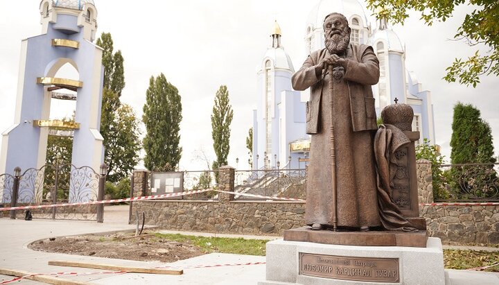 Установка памятника экс-главе УГКЦ в Виннице. Фото: vmr.gov.ua