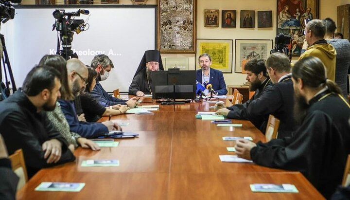 Участники научного круглого стола в КДАиС. Фото: kdais.kiev.ua
