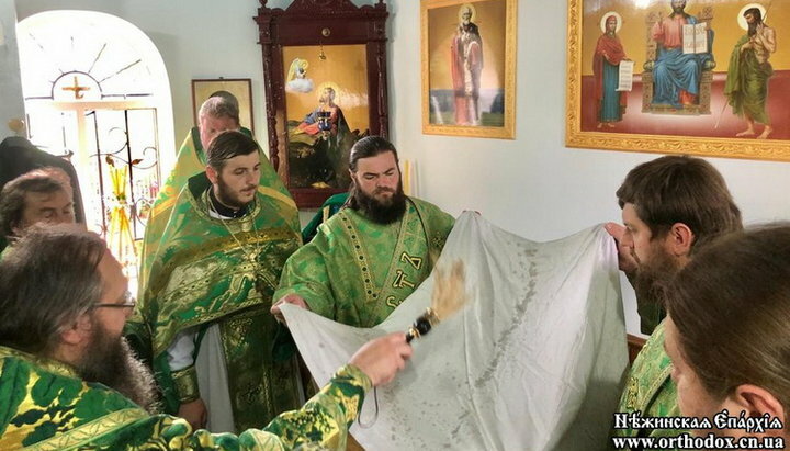 În Olenivka, eparhia de Nejin, a fost sfințită o nouă biserică construită în locul acaprate de susținătorii BOaU. Imagine: orthodox.cn.ua