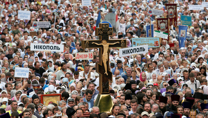 Верующие УПЦ во время Крестного хода в Киеве. Фото: mospat.ru