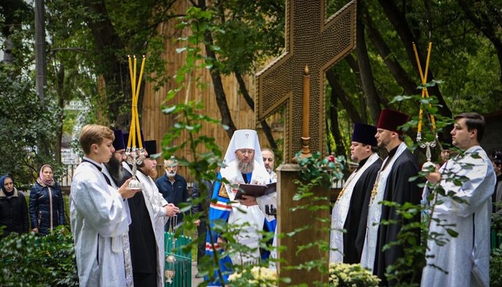 Митрополит Антоній служить заупокійну літію в Бабиному Яру. Фото: news.church.ua