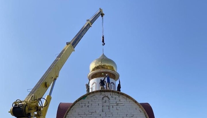 В родном селе Шостацкого установили купола на новый храм УПЦ, построенный вместо захваченного. Фото: СПЖ