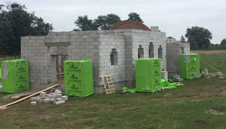 Стены нового храма УПЦ в Сусвале на Волыни. Фото: СПЖ