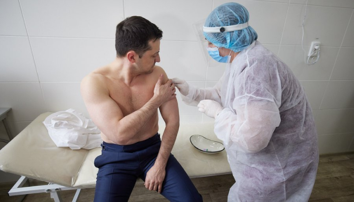 Сам В. Зеленский сделал прививку в марте 2021 года. Фото: twitter.com/ZelenskyyUa