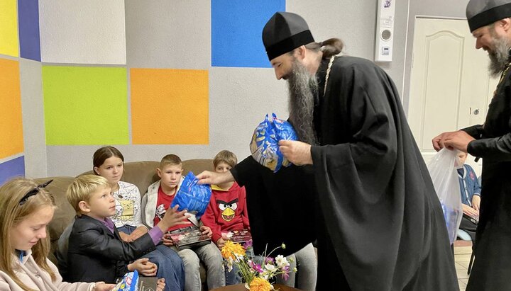 Митрополит Варсонофій з дітьми з Жмеринського реабілітаційного центру. Фото: eparhia.vinnica.ua