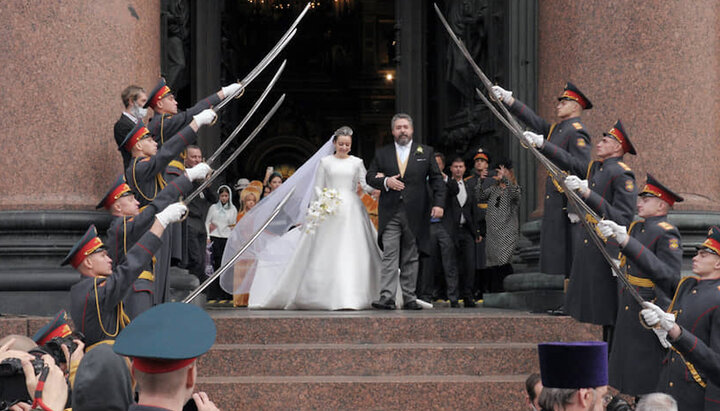 Военные салютуют потомку Романовых после венчания. Фото: kommersant.ru 