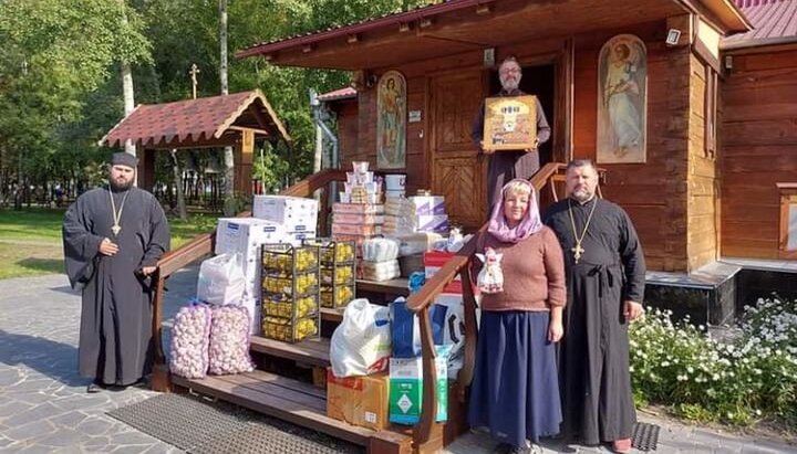 Клірики і волонтери УПЦ везуть гуманітарну допомогу на Донбас. Фото: izum.church.ua