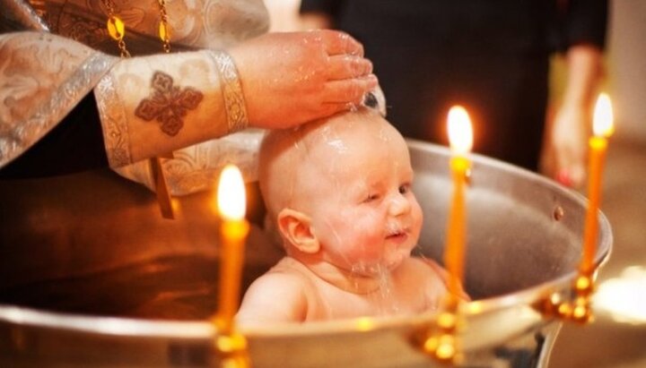 Хрещення немовляти. Фото: elitsy.ru