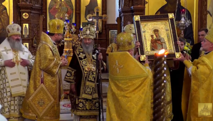 Archbishop Paisjusz congratulates Metropolitan Hilarion on his birthday. Photo: news.church.ua