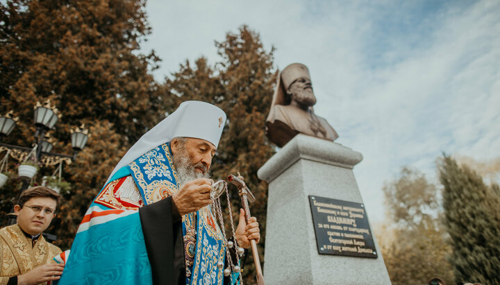 Preafericitul Mitropolit Onufrie la Sfințirea bustului Mitropolitului Vladimir. Imagine: facebook.com/V.D.Kotsaba
