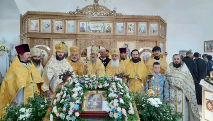 Liturghia festivă din Boianciuk săvârșită de Mitropolitul Meletie împreună cu un sobor de clerici. Imagine: screenshot/grupul de Facebook al comunității Bisericii Ortodoxe Ucrainene din Boianciuk