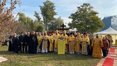 Иерархи УПЦ совершили литургию у будущего храма Иоанна Шанхайского в Киеве