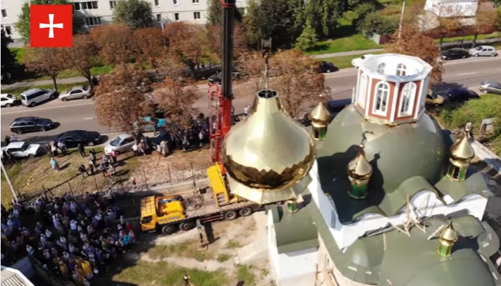 На Свято-Георгіївський храм у Ніжині піднімають головний купол. Фото: скріншот/YouTube/Перший козацький